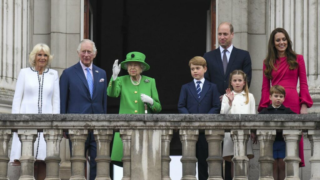 The Queen delights fans by making an appearance at the end of her Jubilee weekend.

