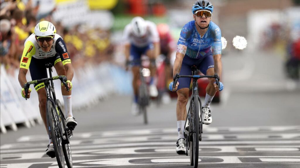 Australian Simon Clarke (R) pipped Taco van der Hoorn to win the fifth stage of the Tour de France.
