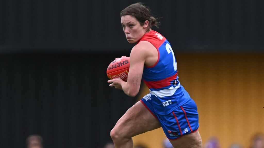 Ellie Blackburn has kicked the Bulldogs’ winning goal against Carlton with under two minutes left.
