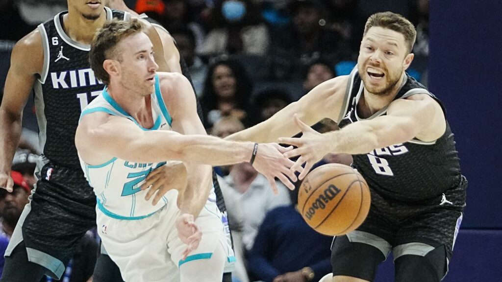 Sacramento’s Matthew Dellavedova (r) closes down Charlotte’s Gordon Hayward in the Kings’ NBA win.
