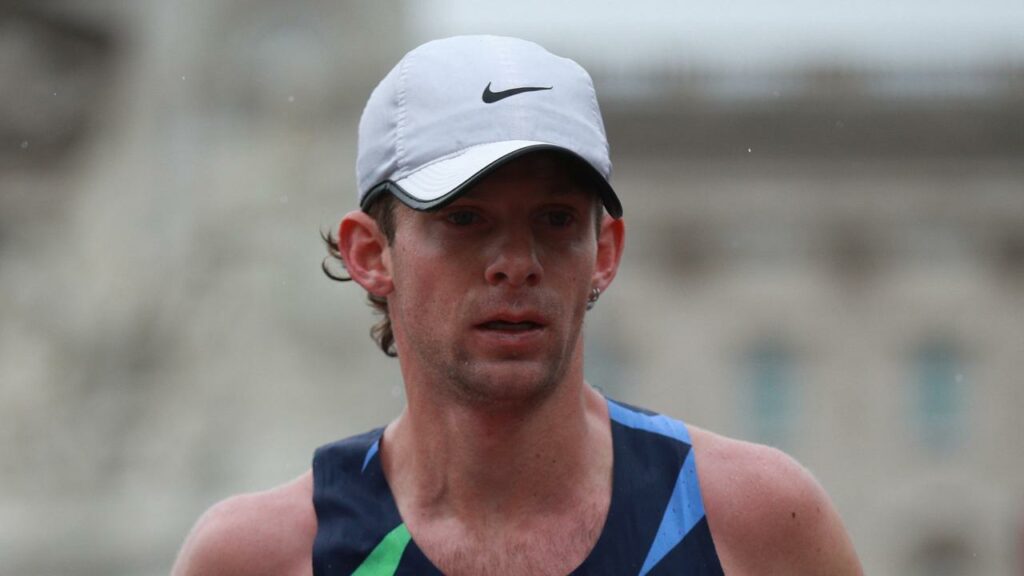 Brett Robinson has broken Robert de Castella’s Australian marathon record, set in 1986.