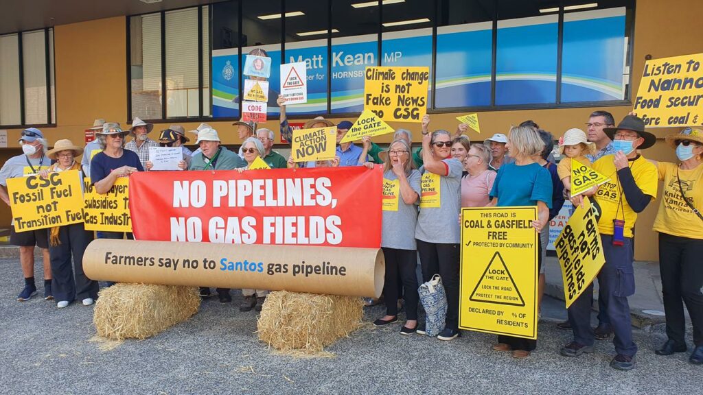 NSW cattle grazier Margaret Fleck (left) holds a petition concerning the Hunter Gas Pipeline.
