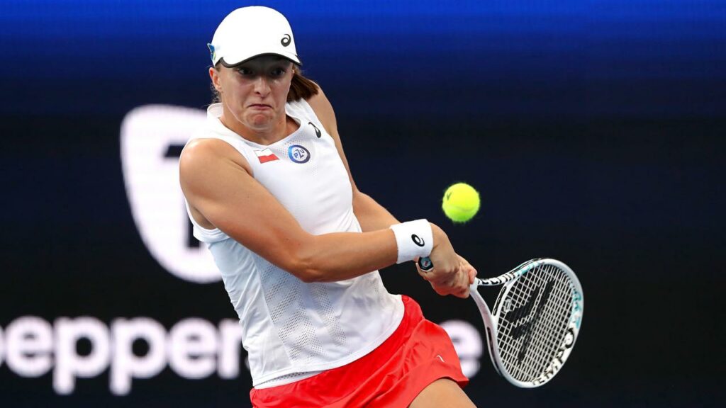 Poland’s Iga Swiatek has opened her United Cup campaign with a straight-sets win in Brisbane.
