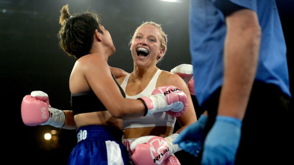 Ebanie Bridges (c), seen here in 2019, has defended her IBF bantamweight world title in the UK.
