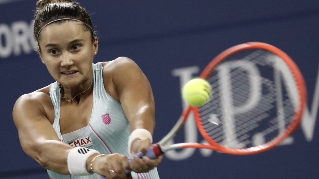 Qualifier Lauren Davis has beaten Sloane Stephens 6-2 6-2 in the Hobart International.