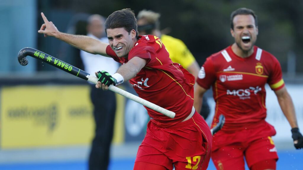 Marc Reyne (l) netted a brace as Spain beat the Kookaburras 4-2 in the FIH Pro League in Hobart.