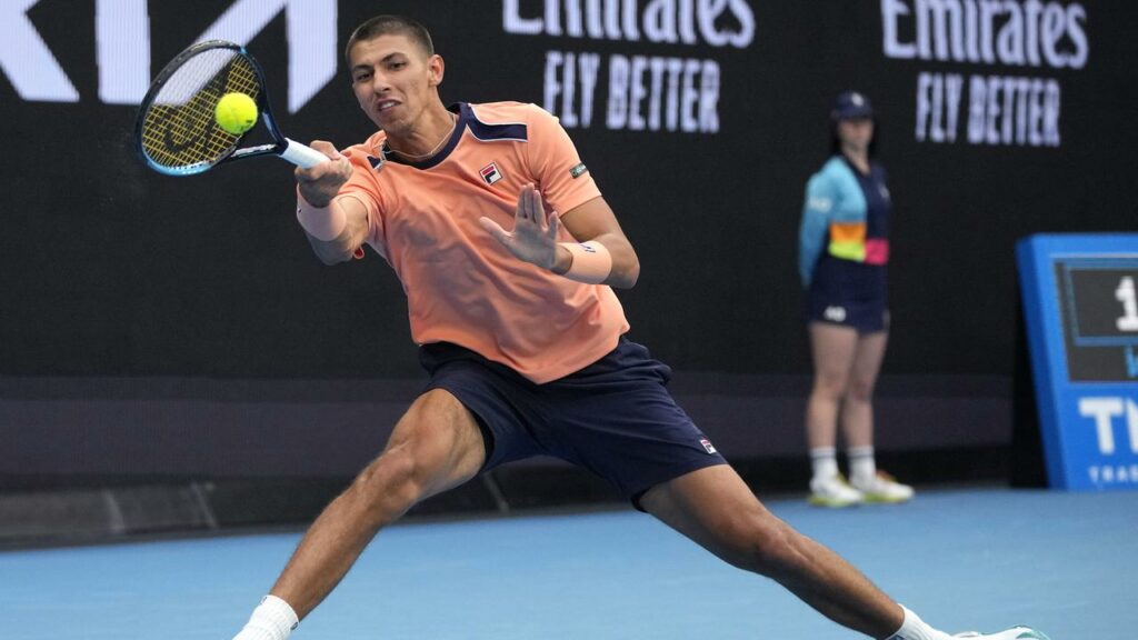 Alexei Popyrin has beaten Russian qualifier Roman Safiullin in straight sets at the Italian Open.