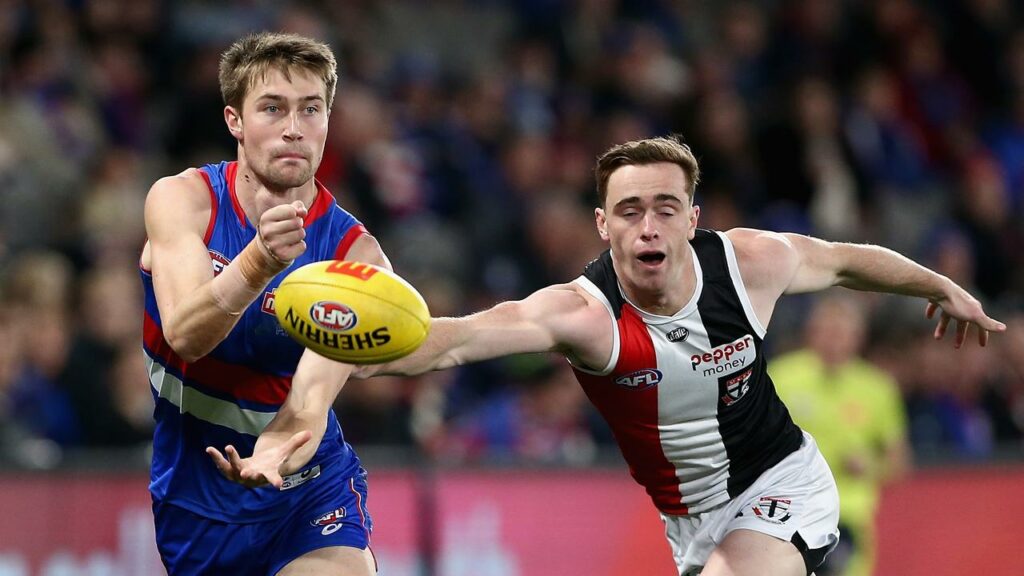 Ryan Gardner (l) returns to help the Western Bulldogs in defence for their clash against Fremantle.