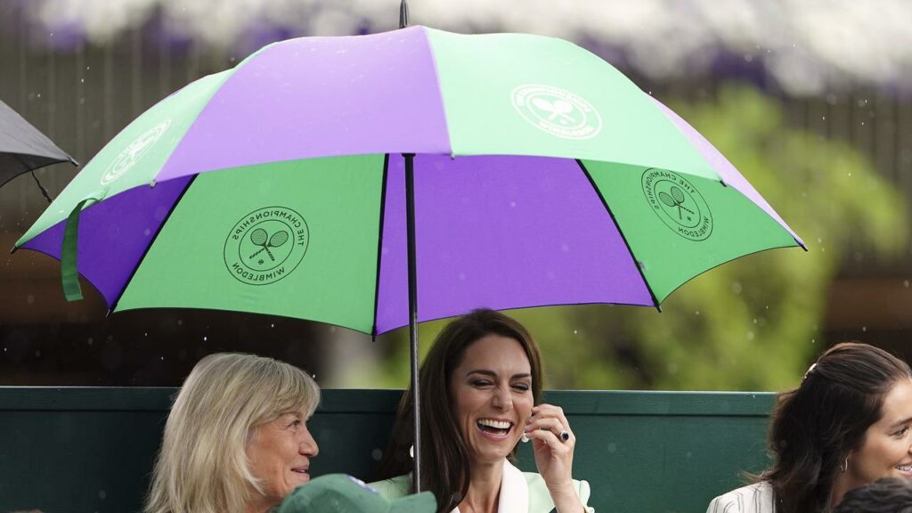 Kate, Princess of Wales, still had a laugh in the rain while watching Daria Saville at Wimbledon.