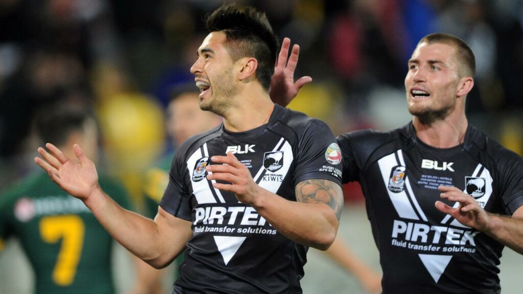 Former Kiwi teammates Shaun Johnson (l) and Kieran Foran (r) will clash in NRL round 23 action.