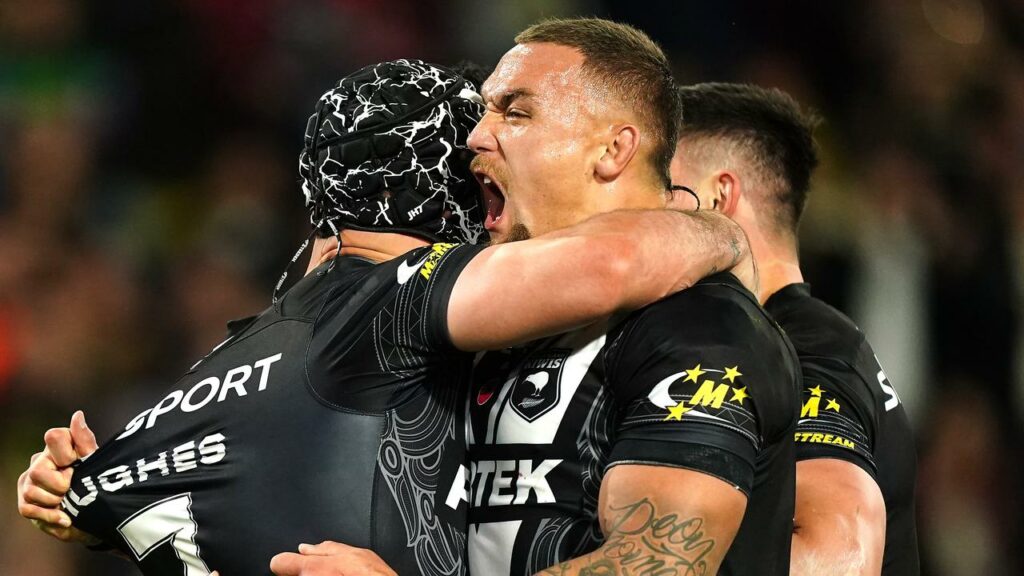Jahrome Hughes (l) and James Fisher-Harris (c) both scored tries in NZ’s 50-0 thrashing of Samoa.
