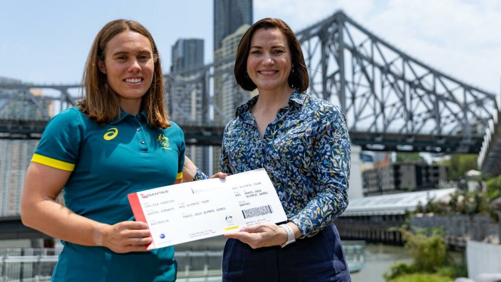 Australia’s Olympic chef de mission Anna Meares (r) hands Chelsea Gubecka her ticket to Paris 2024.