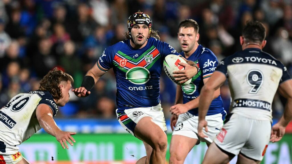 Josh Curran (centre) is Bulldogs bound after parting company with the Warriors.