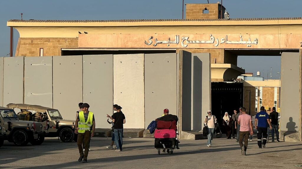 The Egyptian Red Crescent says 1102 foreigners and Palestinians have left Gaza through Rafah.
