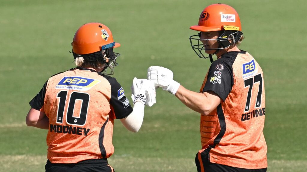 Beth Mooney and Sophie Devine powered Perth to an easy WBBL win over the Melbourne Renegades.
