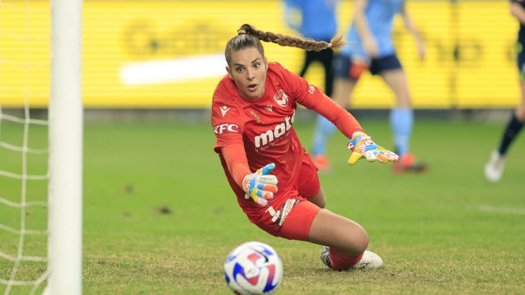 Casey Dumont has signed with the Mariners in the ALW, continuing her dual-code career. 
