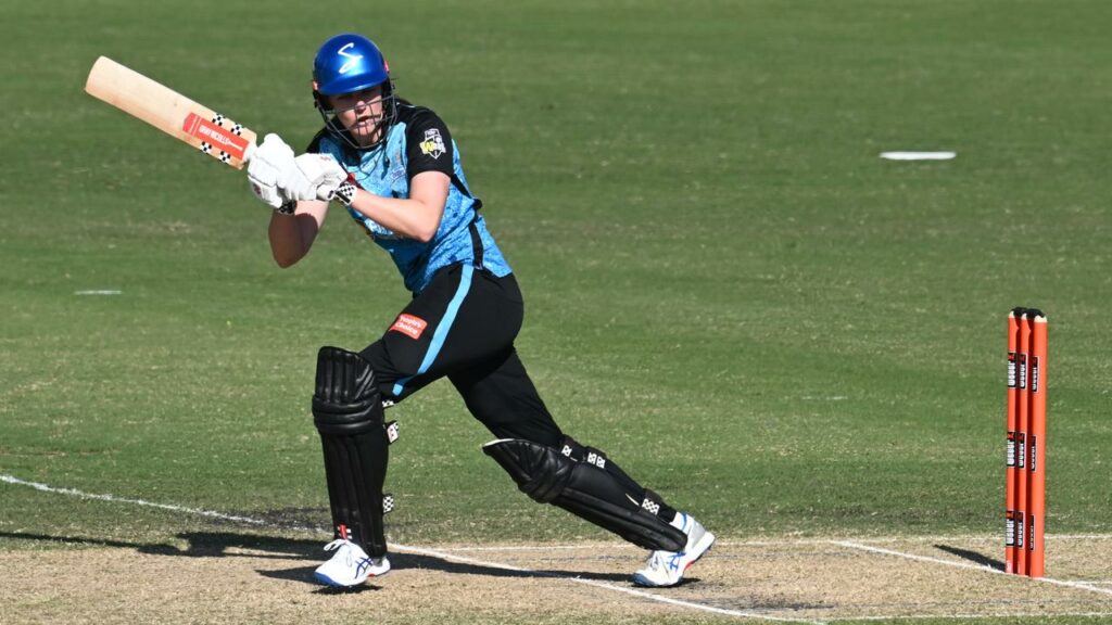Strikers’ Tahlia McGrath has won the toss and elected to bat v the Heat in the WBBL final.