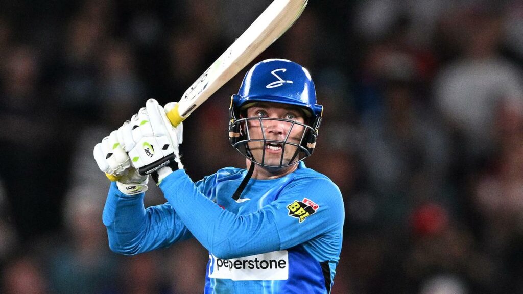 Alex Carey will be looking to help the Adelaide Strikers win their BBL clash with the Hurricanes.