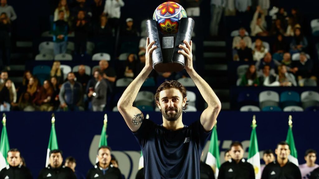 Jordan Thompson lifts his first ATP Tour trophy in Los Cabos after 11 years of trying.
