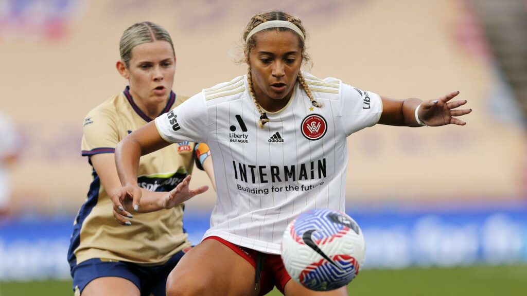 A last-gasp goal from Maliah Morris (r) earned Western Sydney a share of the ALW spoils at Canberra.