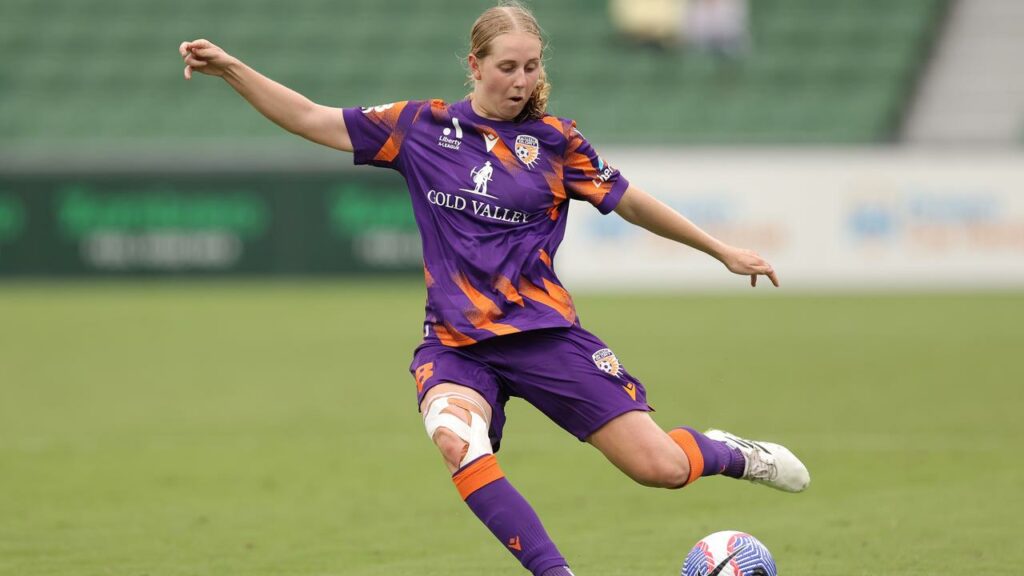 Hana Lowry’s special free-kick goal for the Glory proved in vain in their 3-1 loss to Wellington.