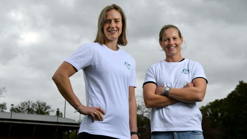 Ellyse Perry (L) has spoken of the courage it took her former skipper Meg Lanning (R) to retire.