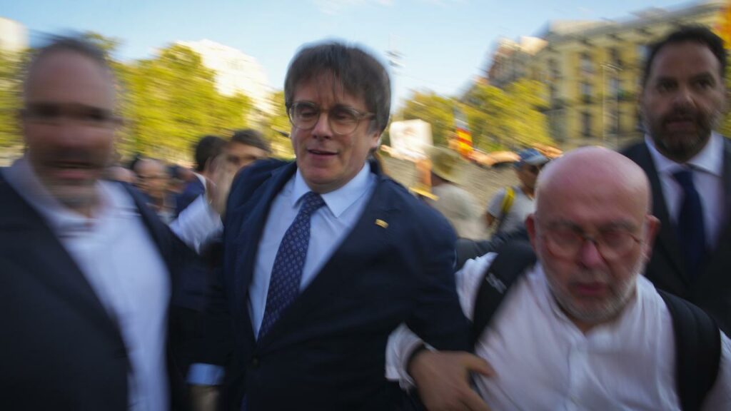 Catalan independence leader Carles Puigdemont made a surprise appearance in Barcelona.
