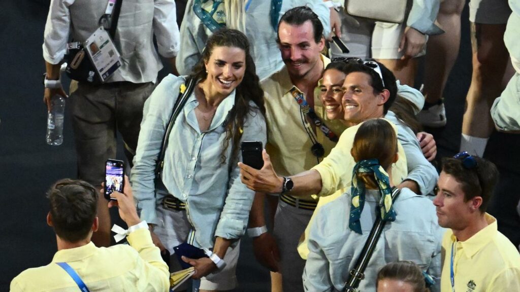 Double Paris champion Jess Fox was among the Aussie revellers at the Olympic closing ceremony.