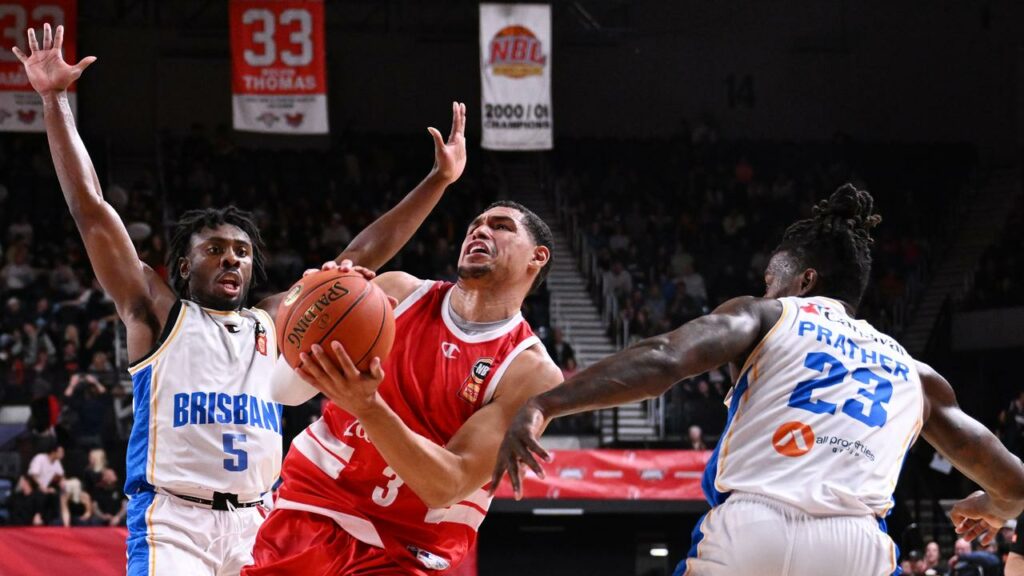 Trey Kell III (c) led the Illawarra Hawks to a home win over the Brisbane Bullets.