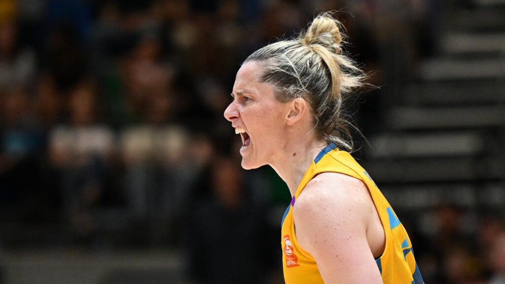 Bendigo’s Sami Whitcomb had 16 points, 6 rebounds and 4 assists in a tough WNBL win over Adelaide.