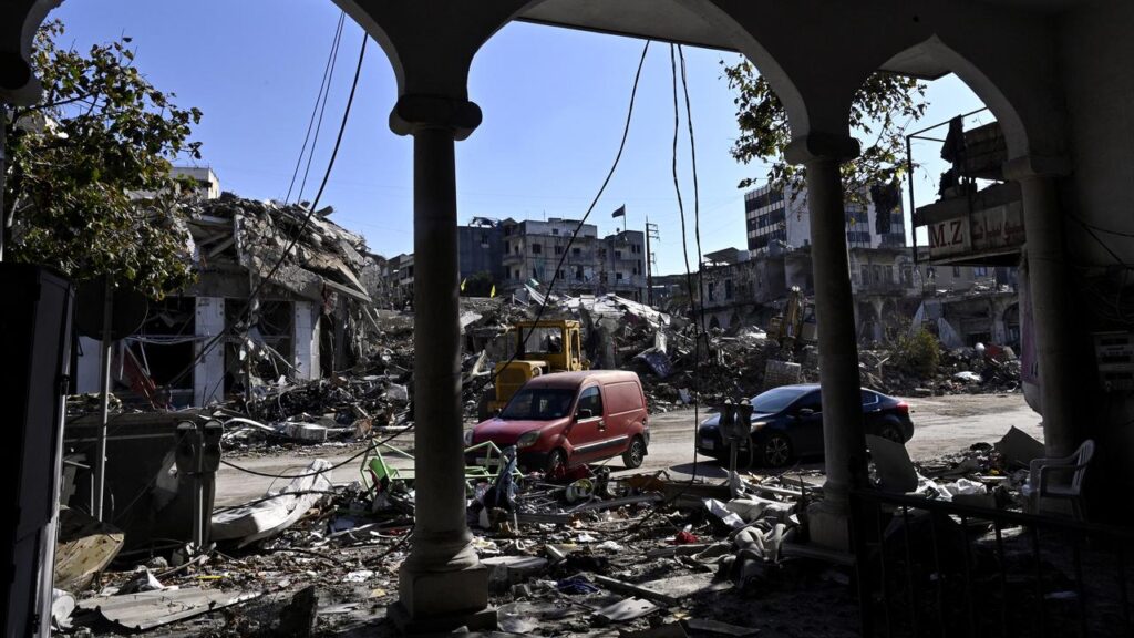 Israeli has attacked Hezbollah vehicles that were transporting weapons on the edge of Nabatieh.