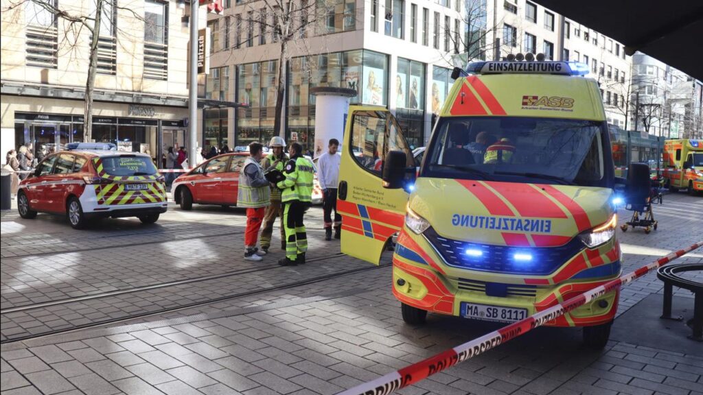 A car has struck people in the western German city of Mannheim, causing casualties, reports say.
