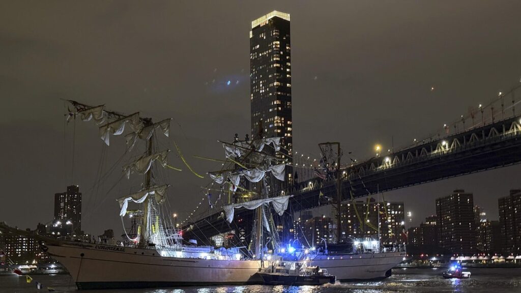 A masted Mexican Navy training ship has hit New York’s Brooklyn Bridge, killing two people.