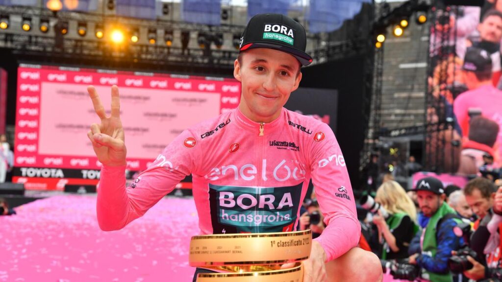 Jai Hindley, winner of the 2022 Giro d’Italia, has had to abandon the 2025 edition after a crash.