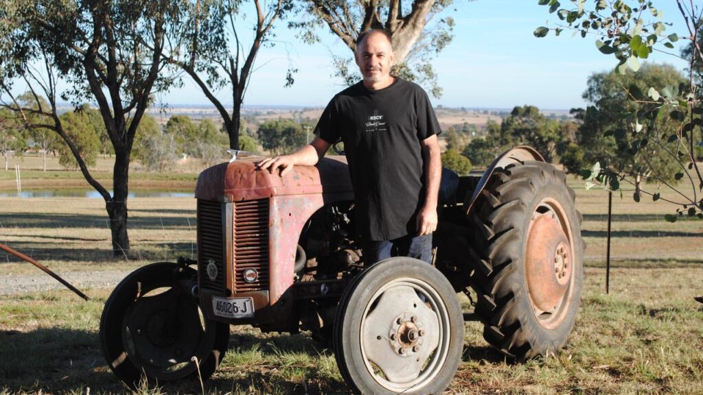 Richard Jefferay will drive his vintage tractor 1200km from western NSW to the Queensland outback.