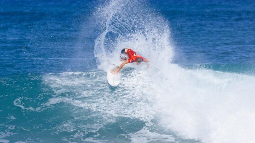 SURFING WSL PIPE PRO