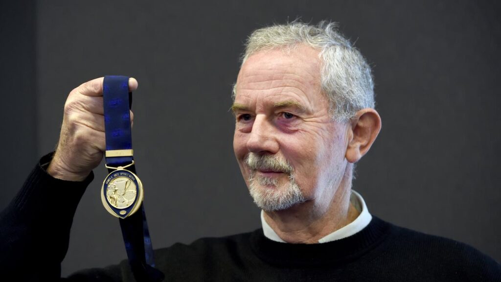 AFL great Robert Walls, who presented the Jock McHale Medal in 2015, has died at the age of 74.
