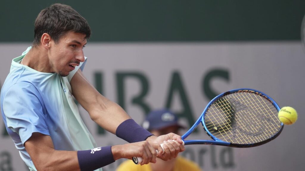 Alexei Popyrin has beaten the rain and his second-round opponent at the French Open in Paris.