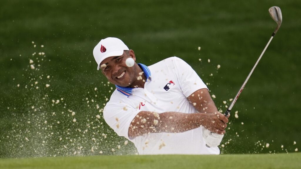 Jhonattan Vegas found the bunker on the 18th as his PGA lead was cut at Quail Hollow.