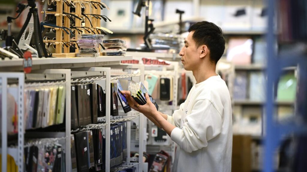 A union wants workers aged 18 to 21 in retail, fast food and pharmacy jobs to be paid more.