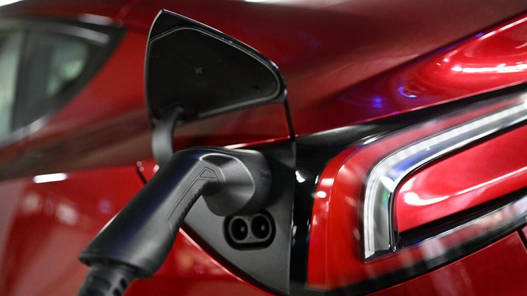 An inquiry has heard conflicting views on how to boost charging infrastructure for electric cars.
