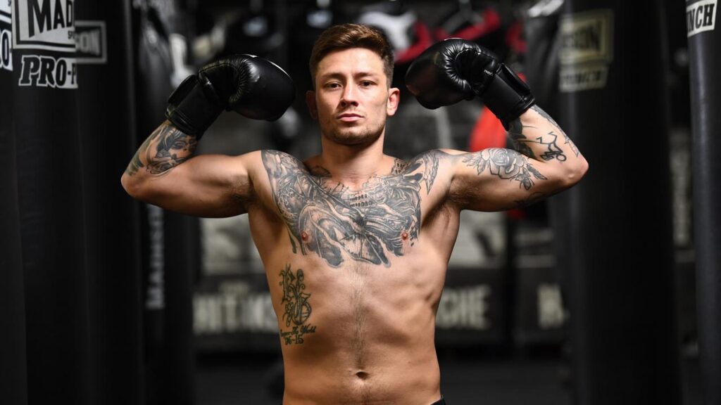 Australian Liam Paro proved his strength against Jonathan Navarro, stopping the American in Cairns.