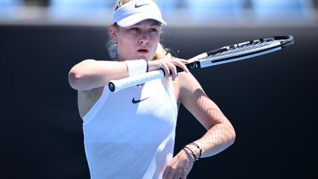 Australia’s Emerson Jones has won her opening match at Wimbledon’s qualifying tournament.