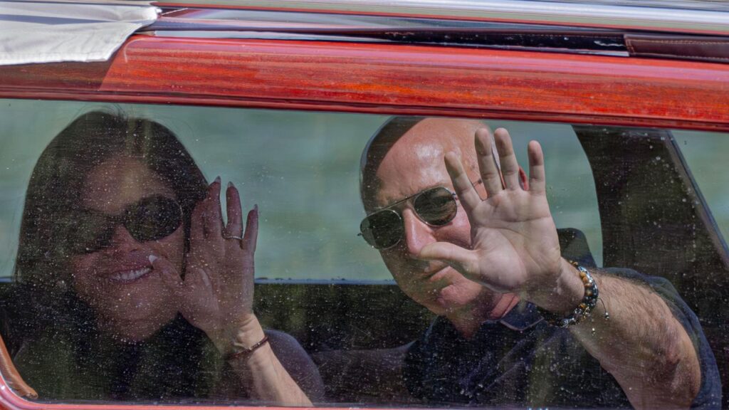 Amazon founder Jeff Bezos and Lauren Sanchez have arrived by boat at a hotel in Venice.