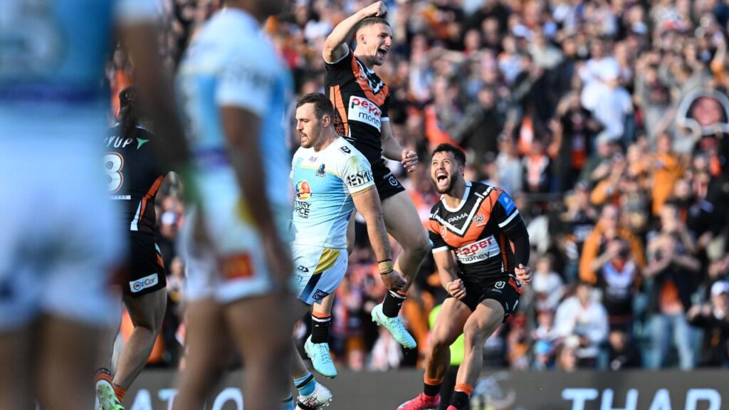 Adam Doueihi  kicked the winning field goal to help Wests Tigers snatch a thrilling victory.
