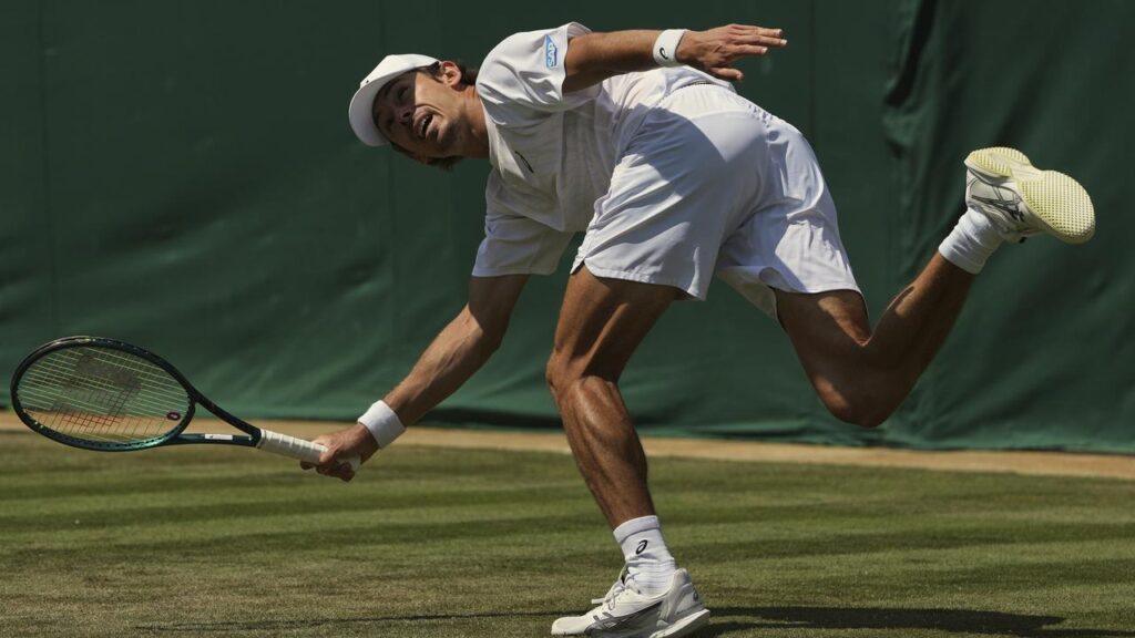 Alex de Minaur had a first-set stumble before easing into the third round at Wimbledon.
