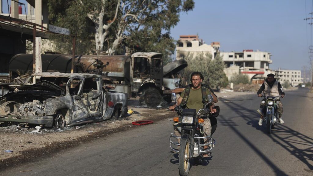 Bedouin fighters near Sweida city have clashed with Druze gunmen and government forces.
