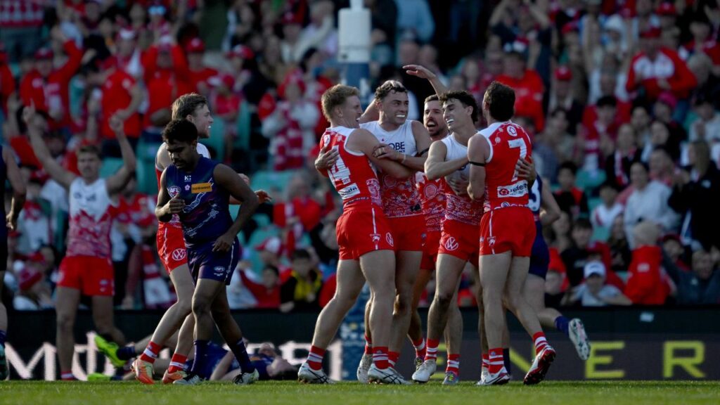 Sydney have held tough to post an 11-point win over Fremantle at the SCG.