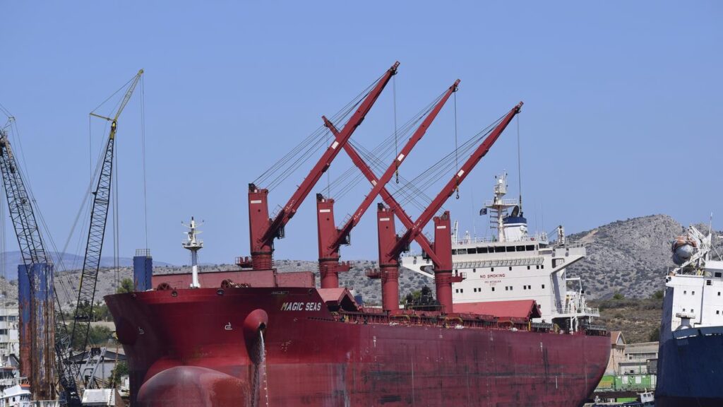 All crew from the Magic Seas ship were rescued before it sank off Yemen.