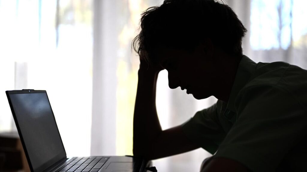 Costs drive more people to delay mental health treatment, while psychology clinics are closing.